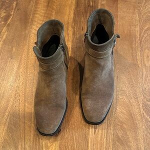 La Canadienne Brown suede Booties